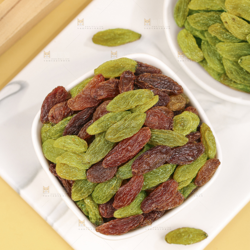 浅底上的双色葡萄干
