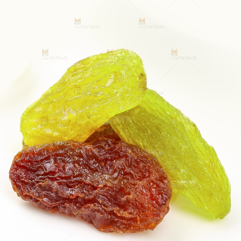 白底上的双色葡萄干