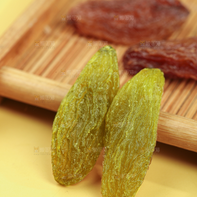 浅底上的双色葡萄干