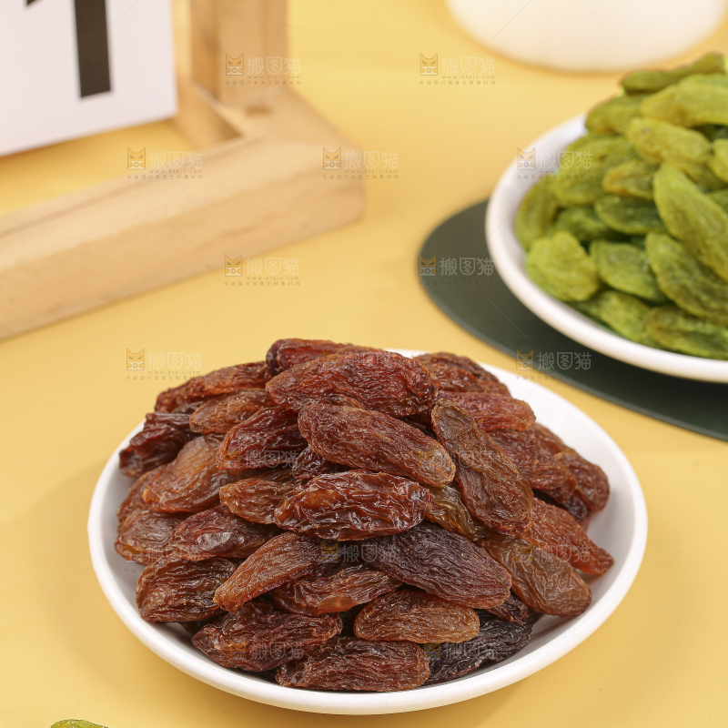 浅底上的双色葡萄干