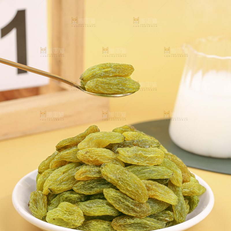 浅底上的双色葡萄干