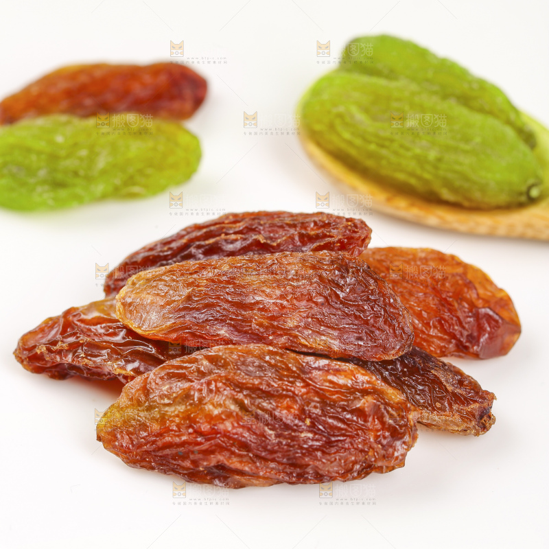 白底上的双色葡萄干