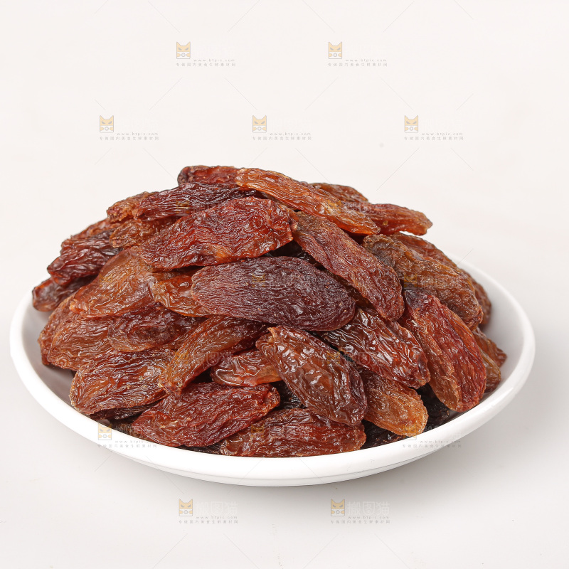 白底上的双色葡萄干