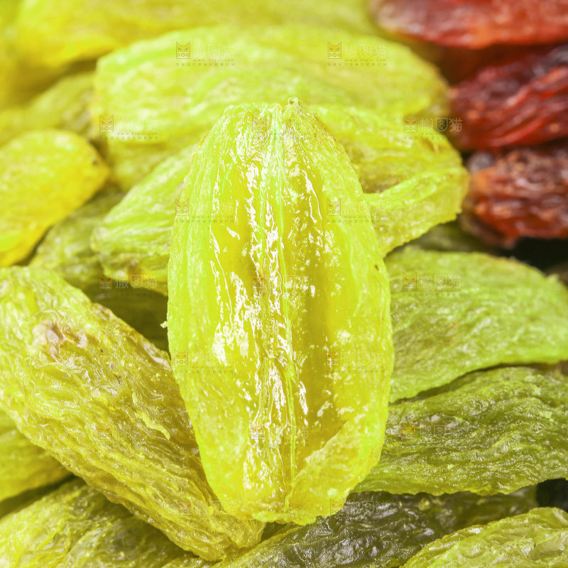 浅底上的双色葡萄干