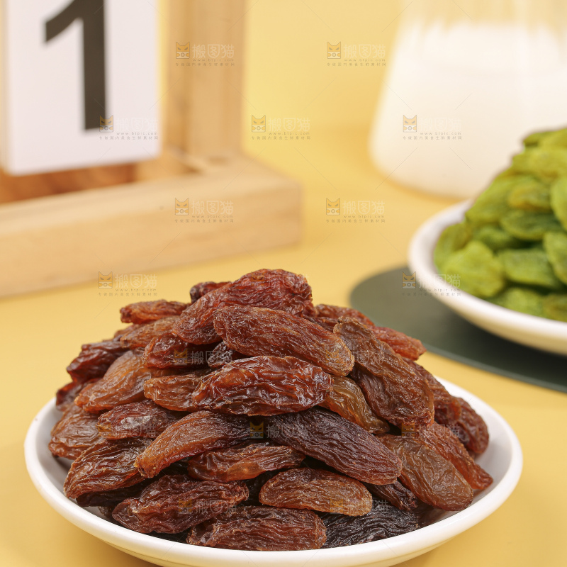 浅底上的双色葡萄干