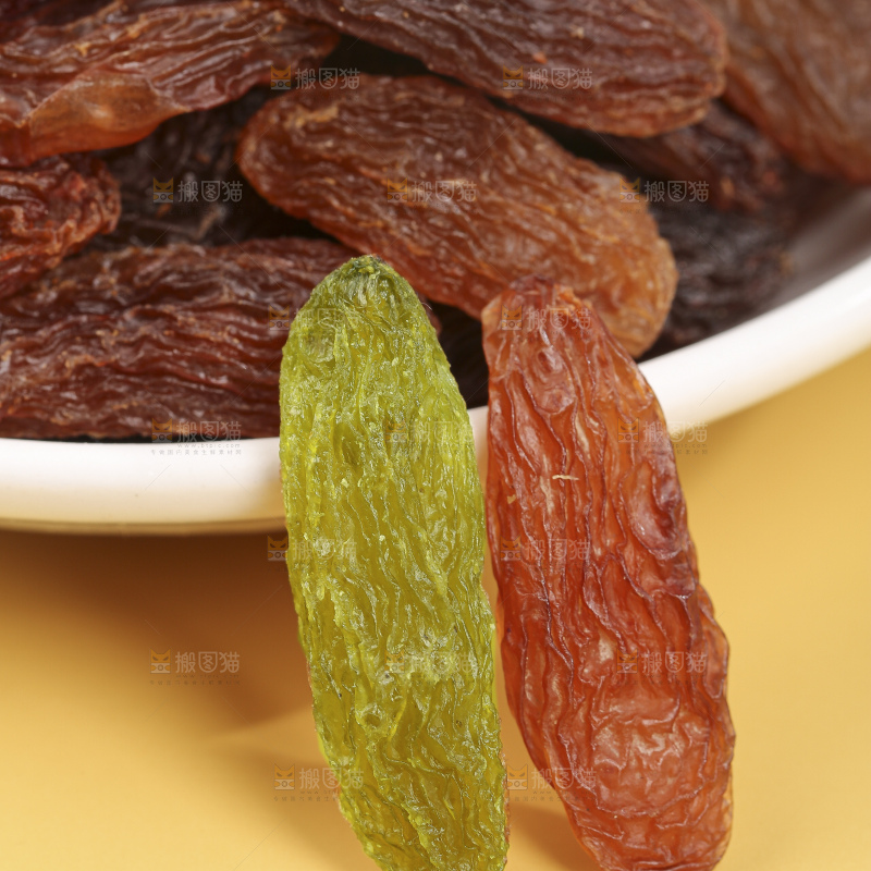 浅底上的双色葡萄干