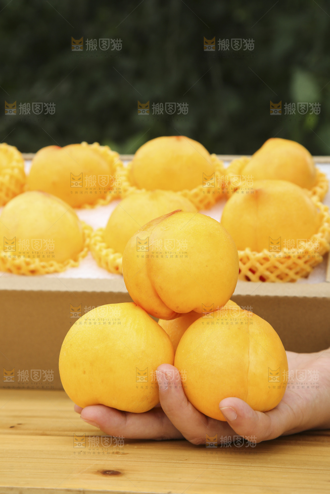 手里拿着黄油桃