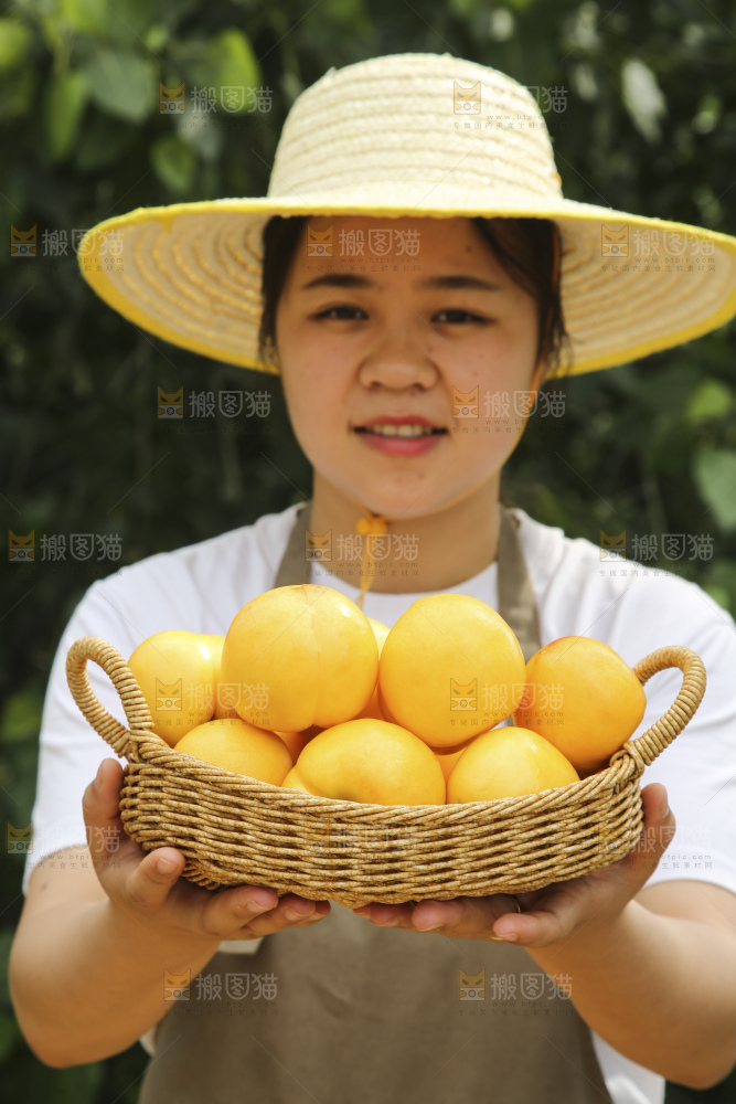 手里拿着黄油桃
