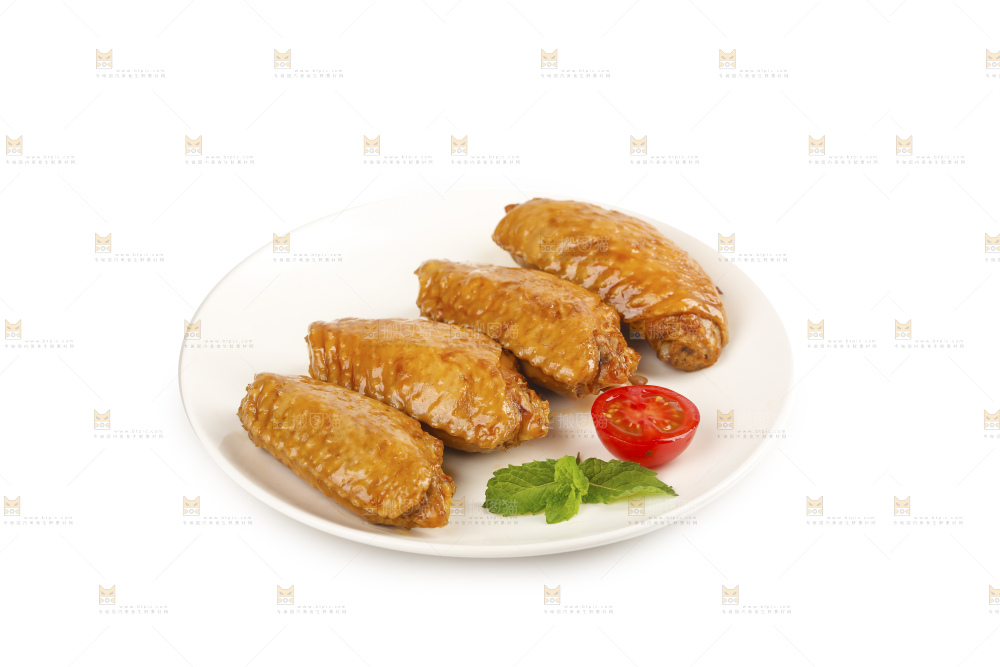 白底上的盐焗鸡翅中