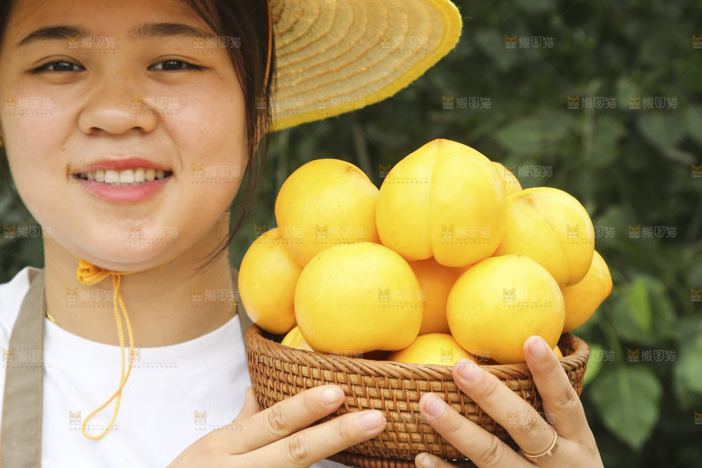 手里拿着黄油桃