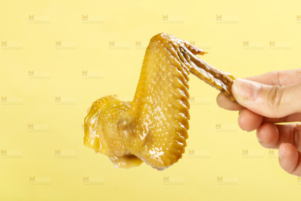 浅底上的鸡全翅