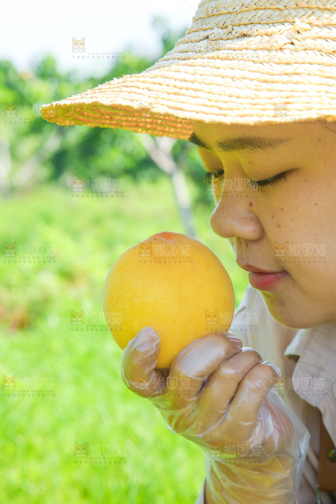 手里拿着黄毛桃