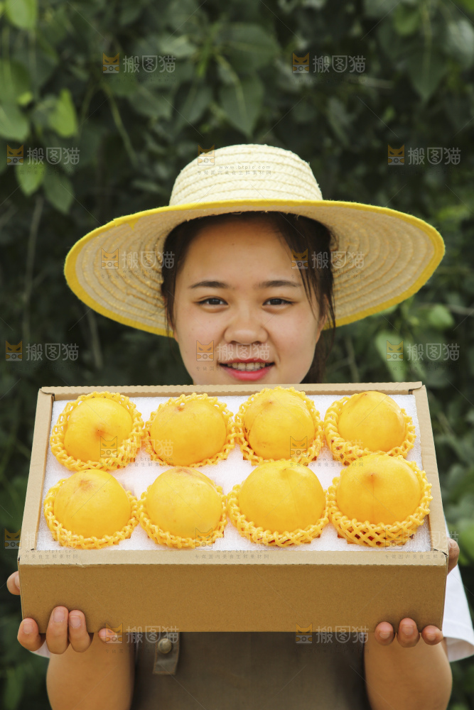手里拿着黄油桃