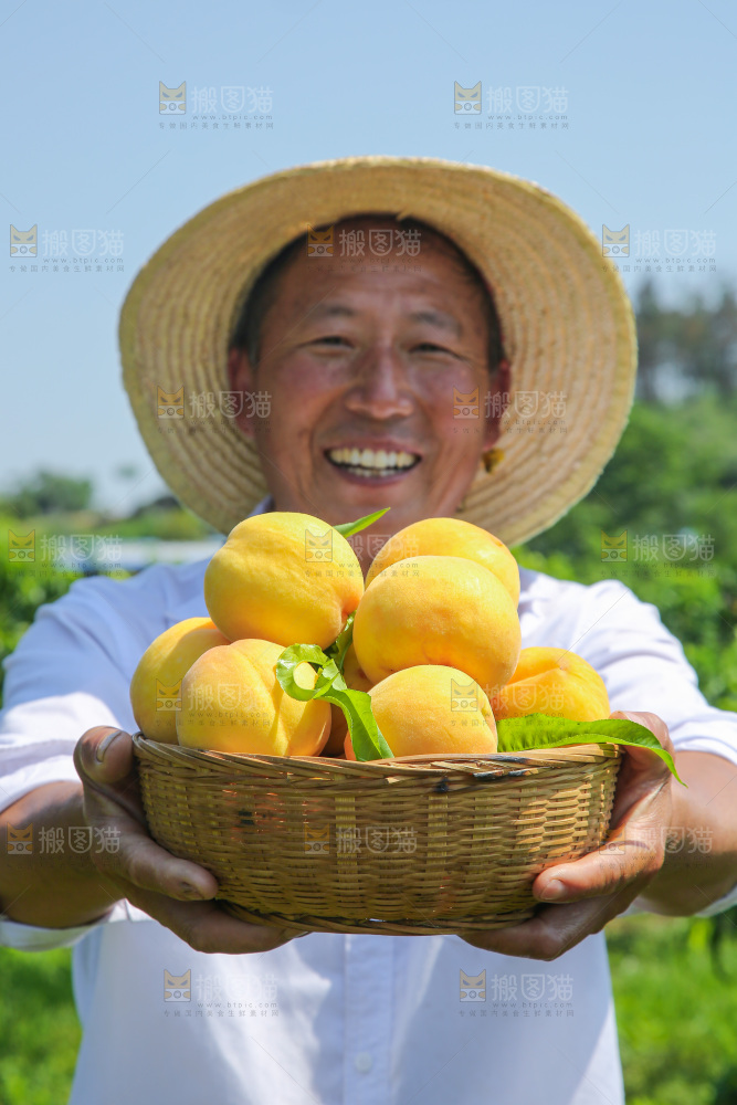 手里拿着黄毛桃