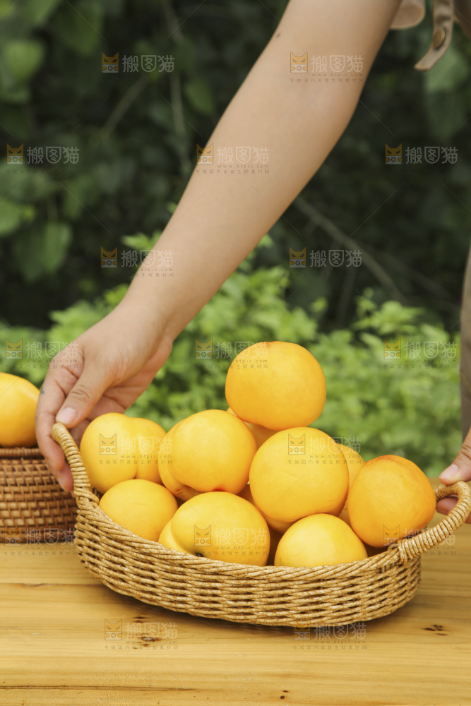 手里拿着黄油桃