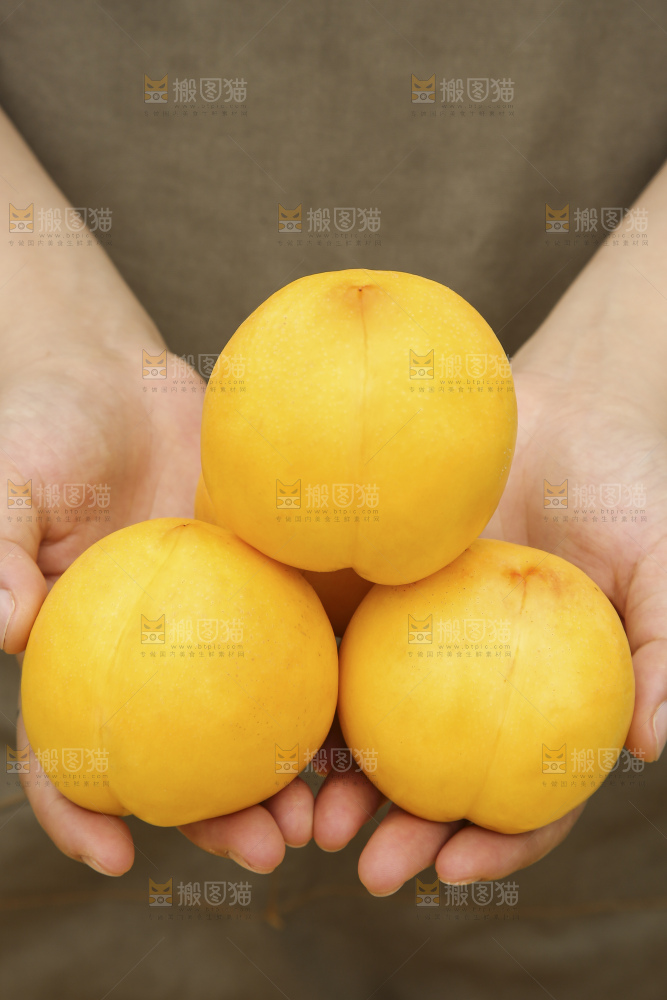 手里拿着黄油桃