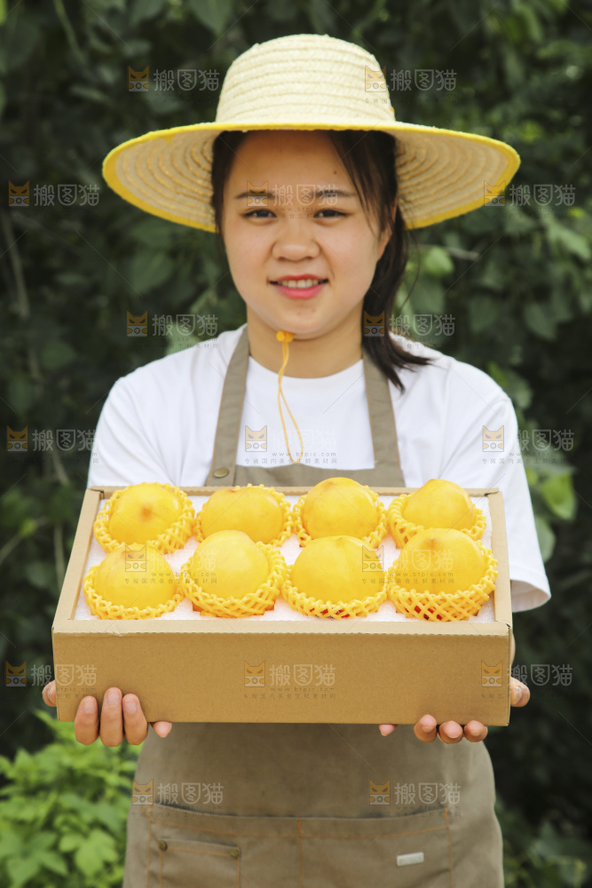 手里拿着黄油桃