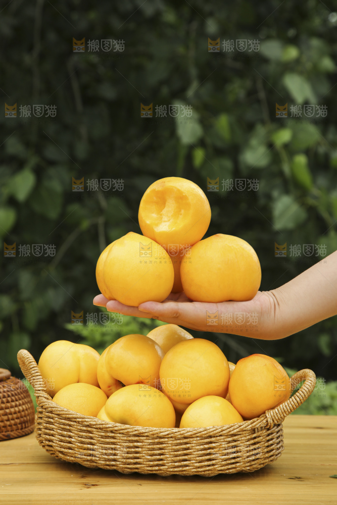 手里拿着黄油桃