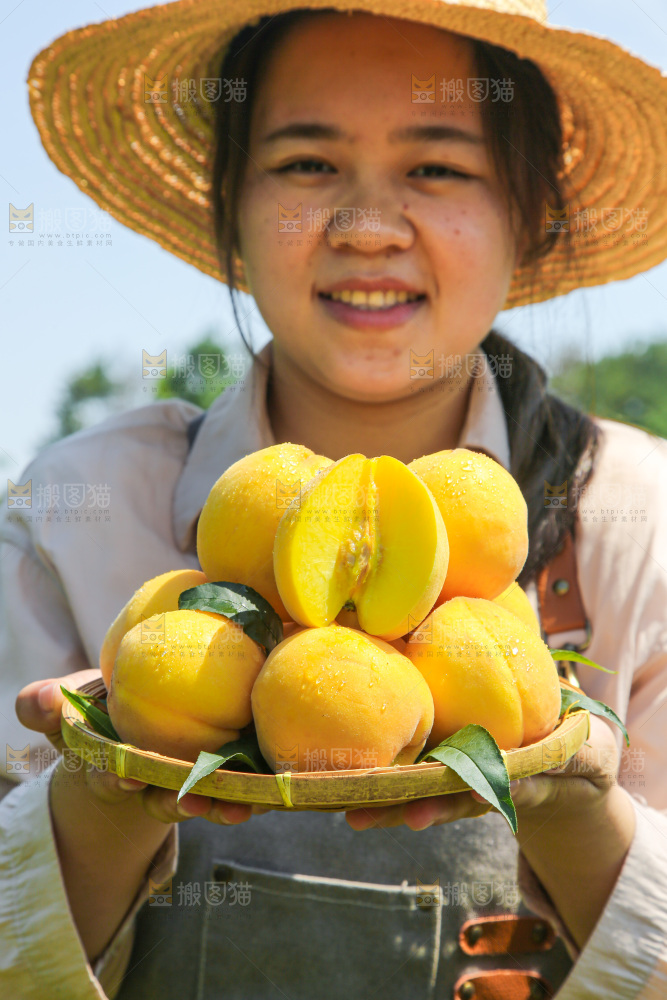 手里拿着黄毛桃