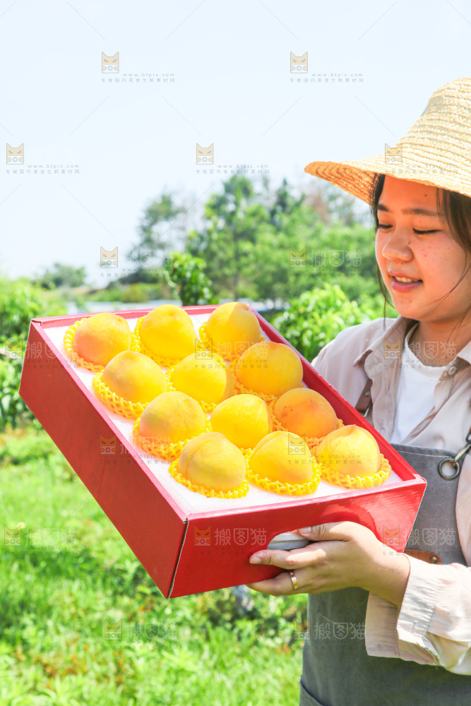 手里拿着黄毛桃