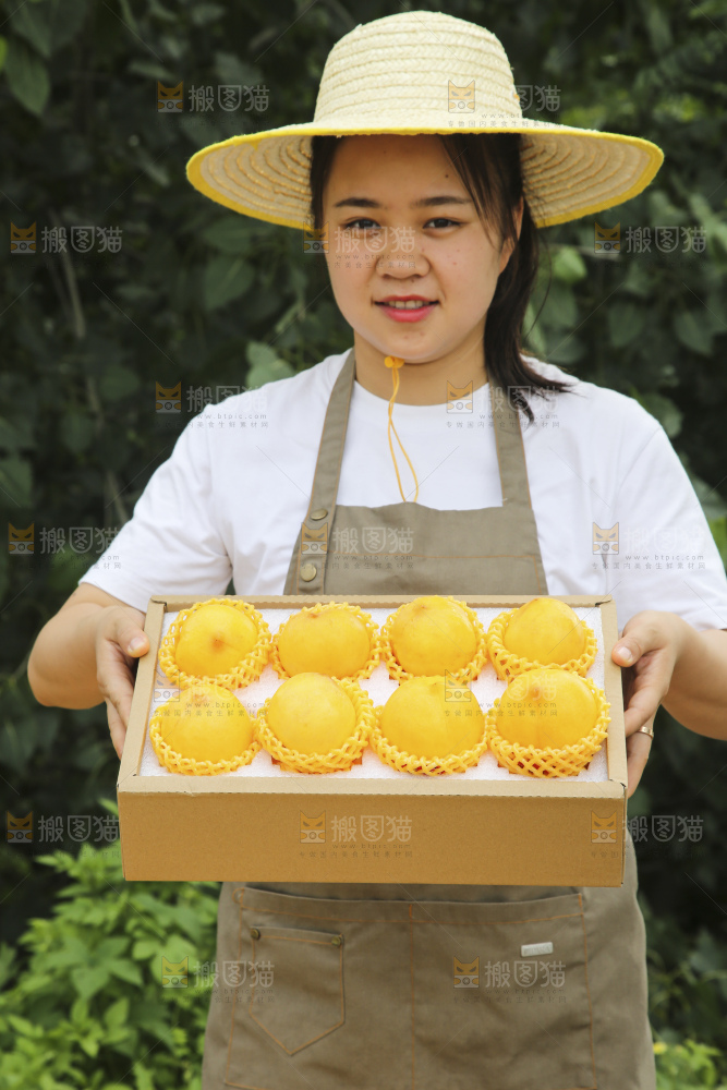 手里拿着黄油桃