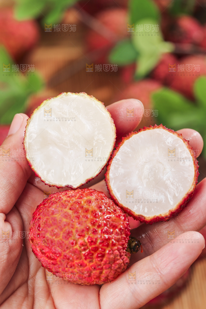 木底上的无核荔枝