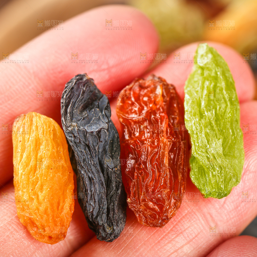 浅底上的四色葡萄干