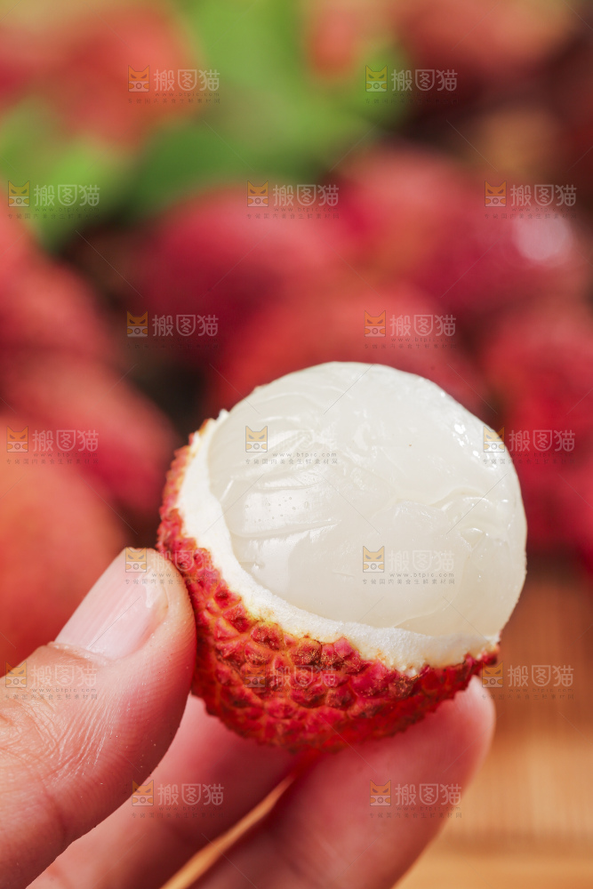 木底上的无核荔枝