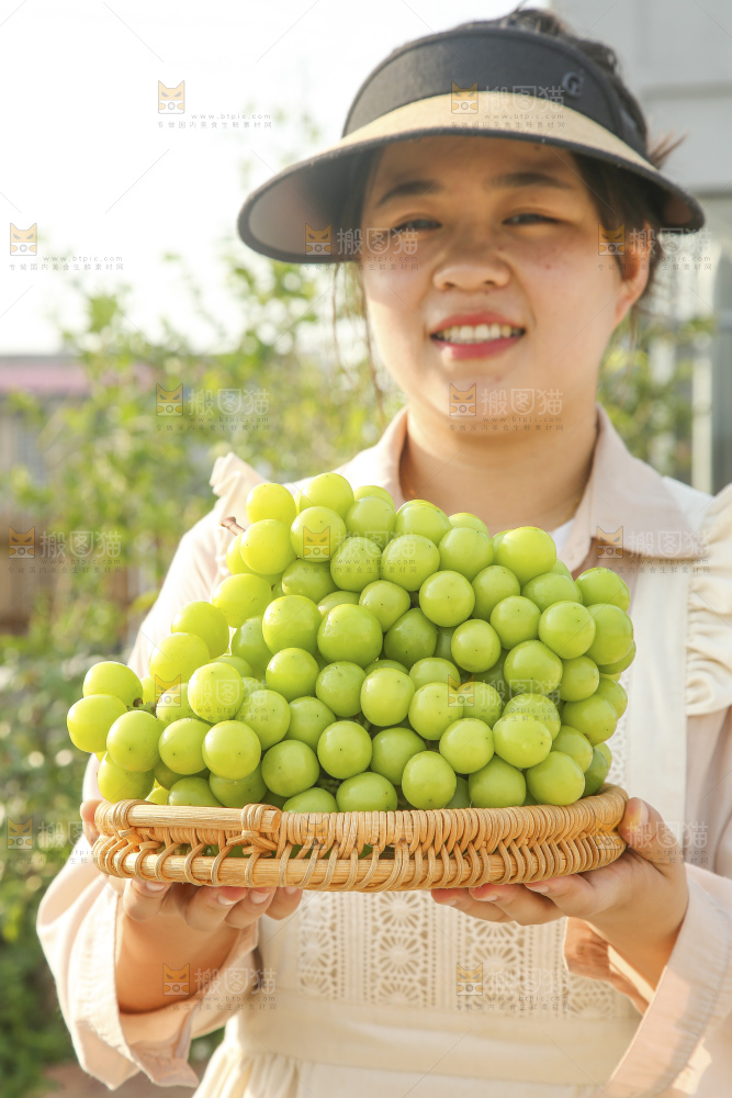 手里拿着阳光玫瑰