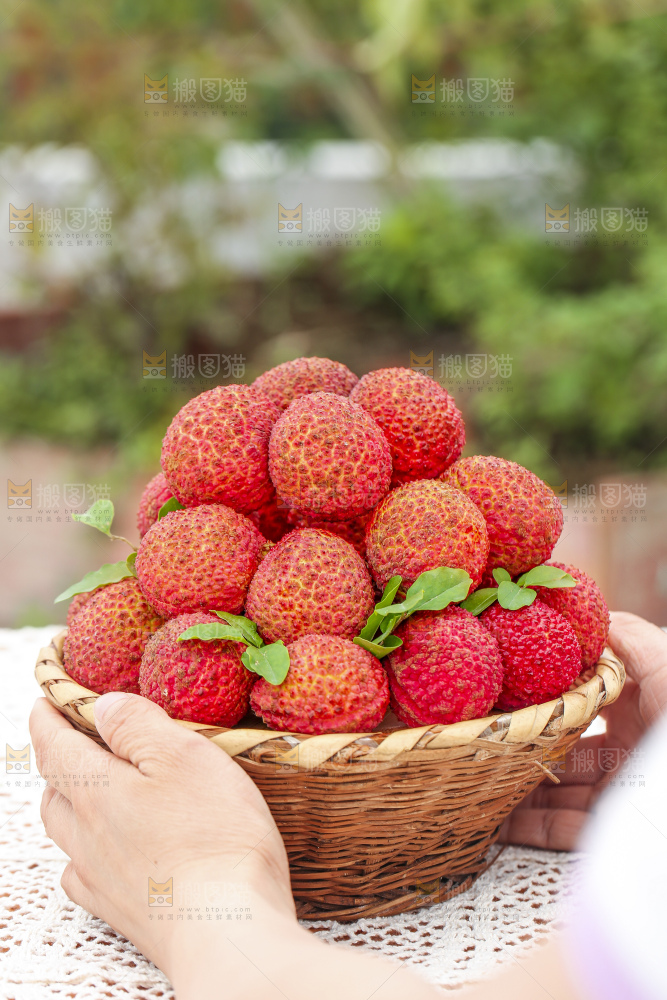 手里拿着无核荔枝