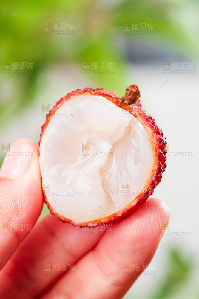 木底上的无核荔枝