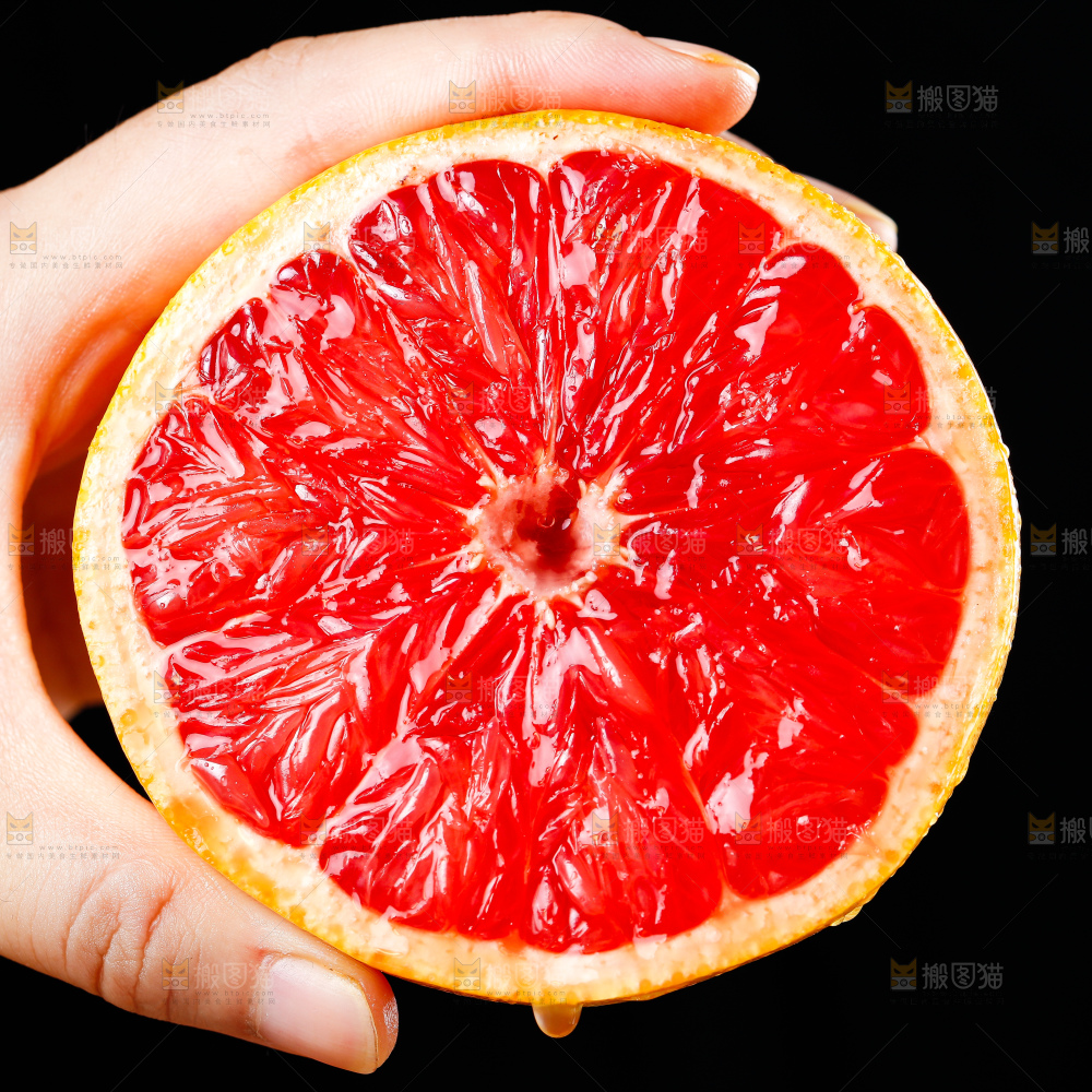 深底上的红心西柚