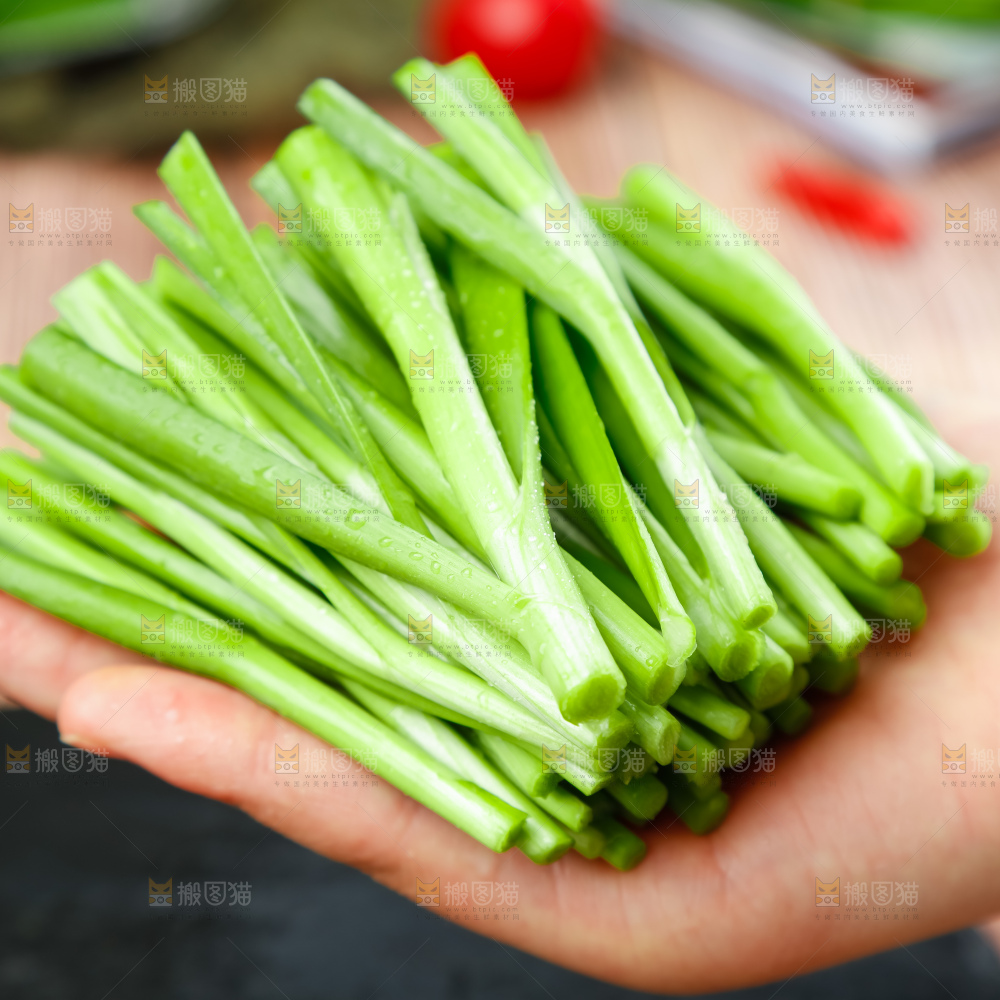 深底上的新鲜韭菜