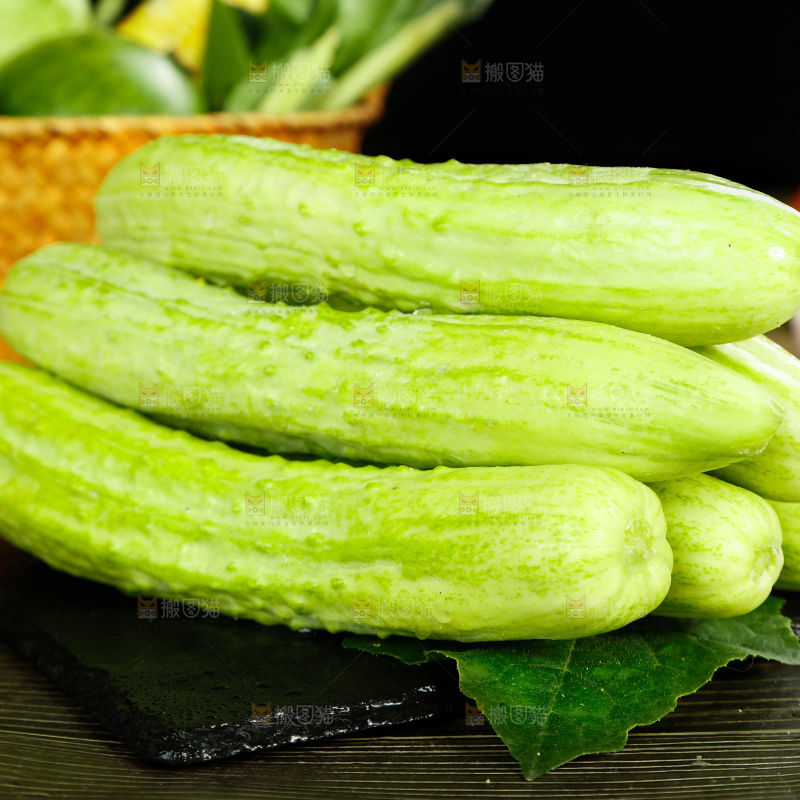 深底上的白玉黄瓜