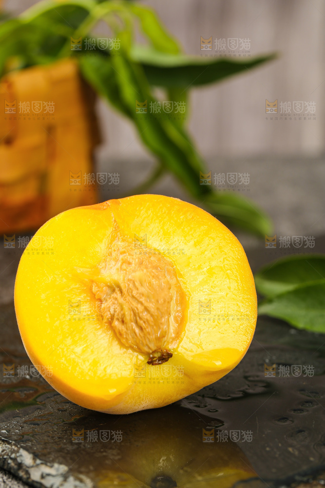 深底上的黄蜜桃