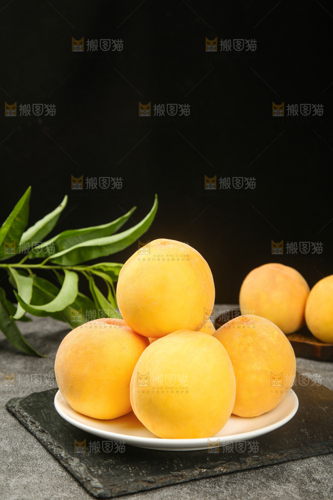 深底上的黄蜜桃