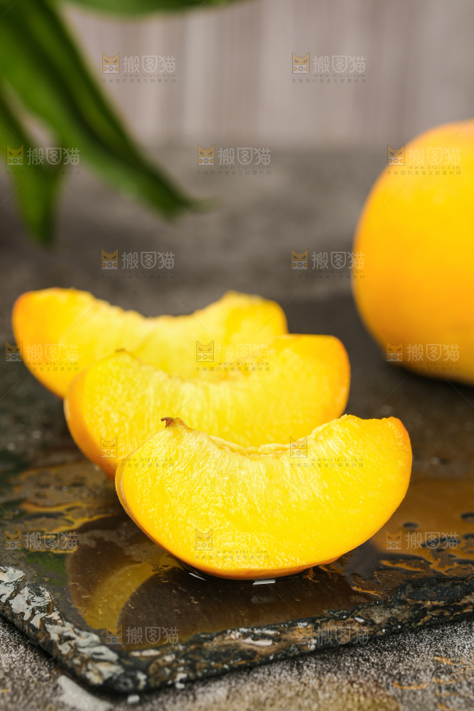 深底上的黄蜜桃