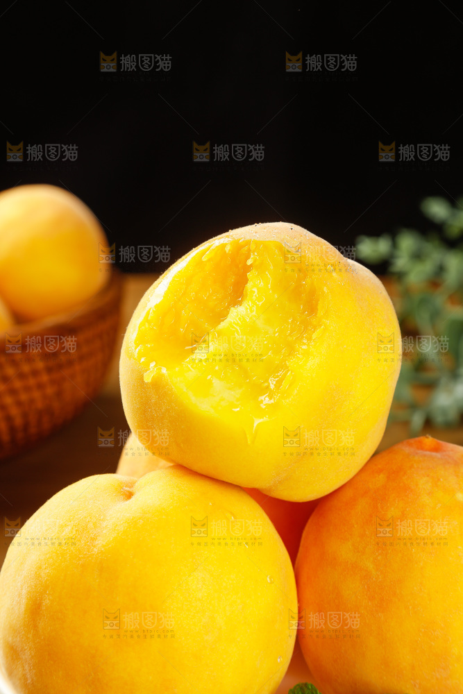 深底上的黄蜜桃