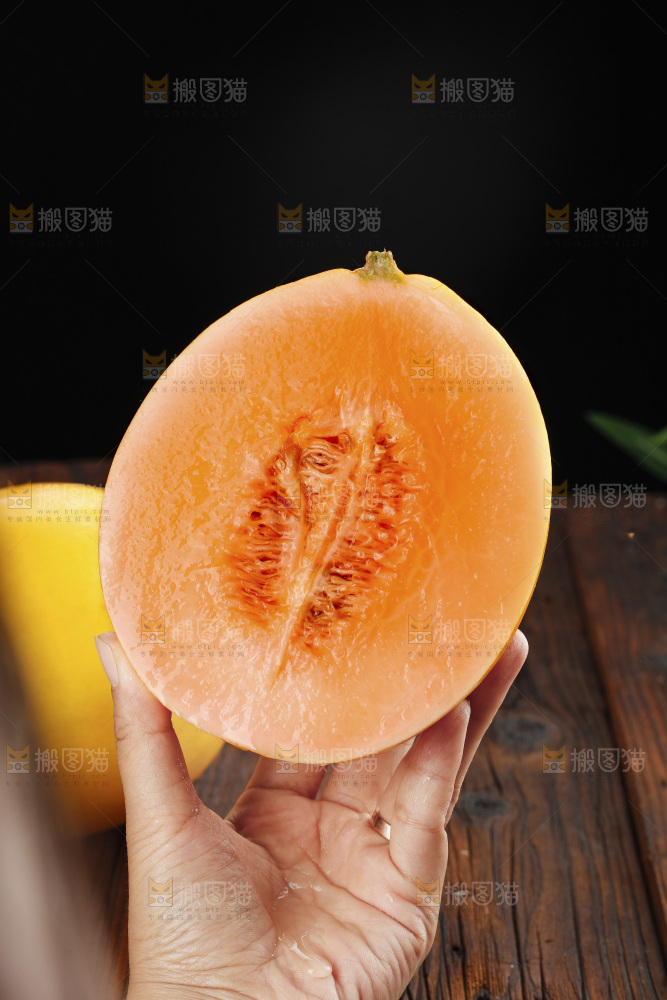 手里拿着的黄河蜜瓜