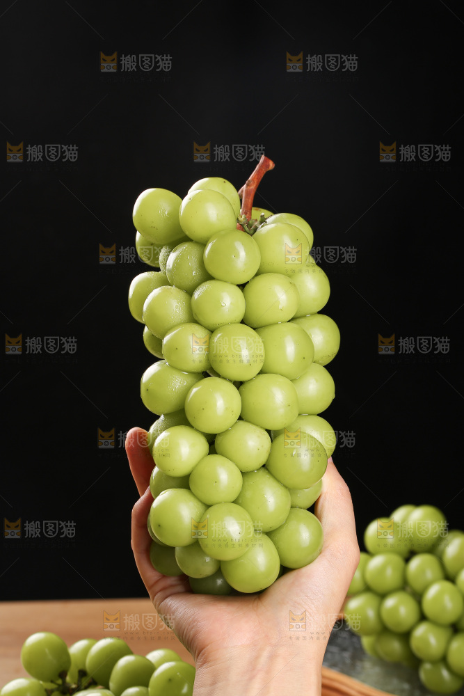 深底上的水晶葡萄