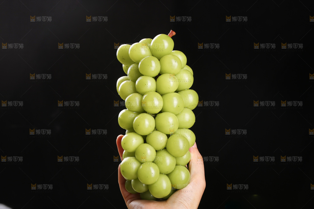 深底上的水晶葡萄