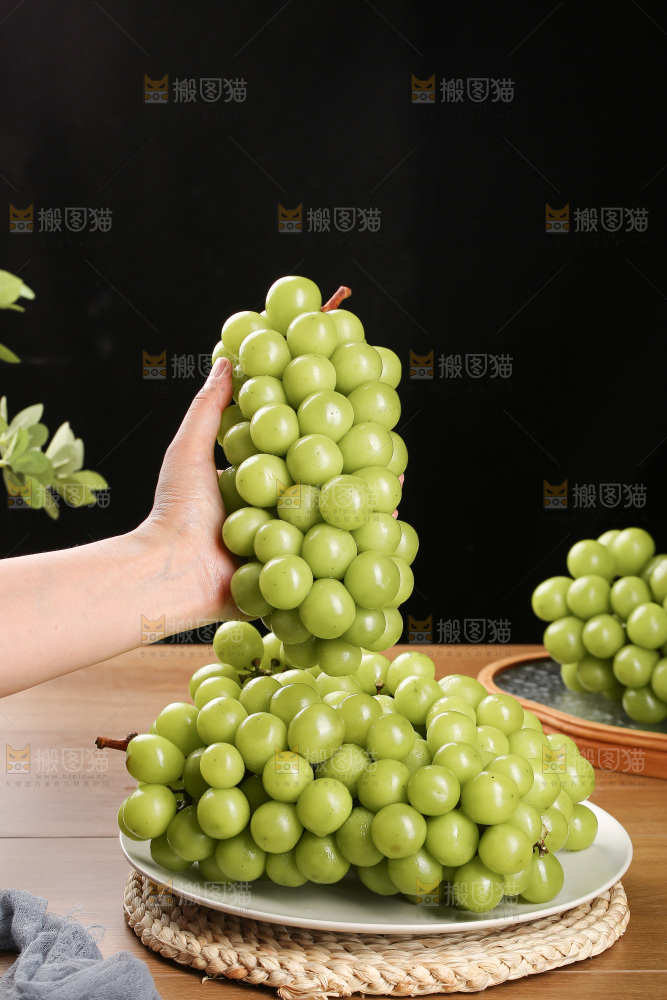 深底上的水晶葡萄