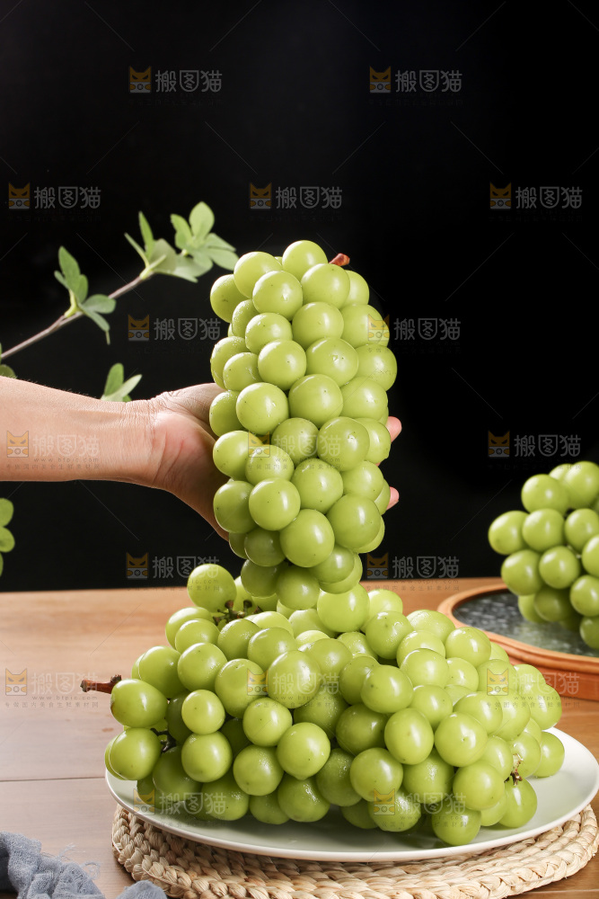 深底上的水晶葡萄