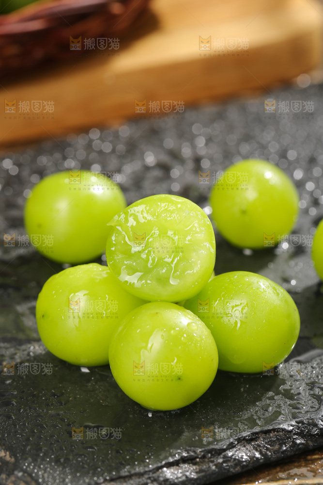 深底上放着阳光玫瑰青提