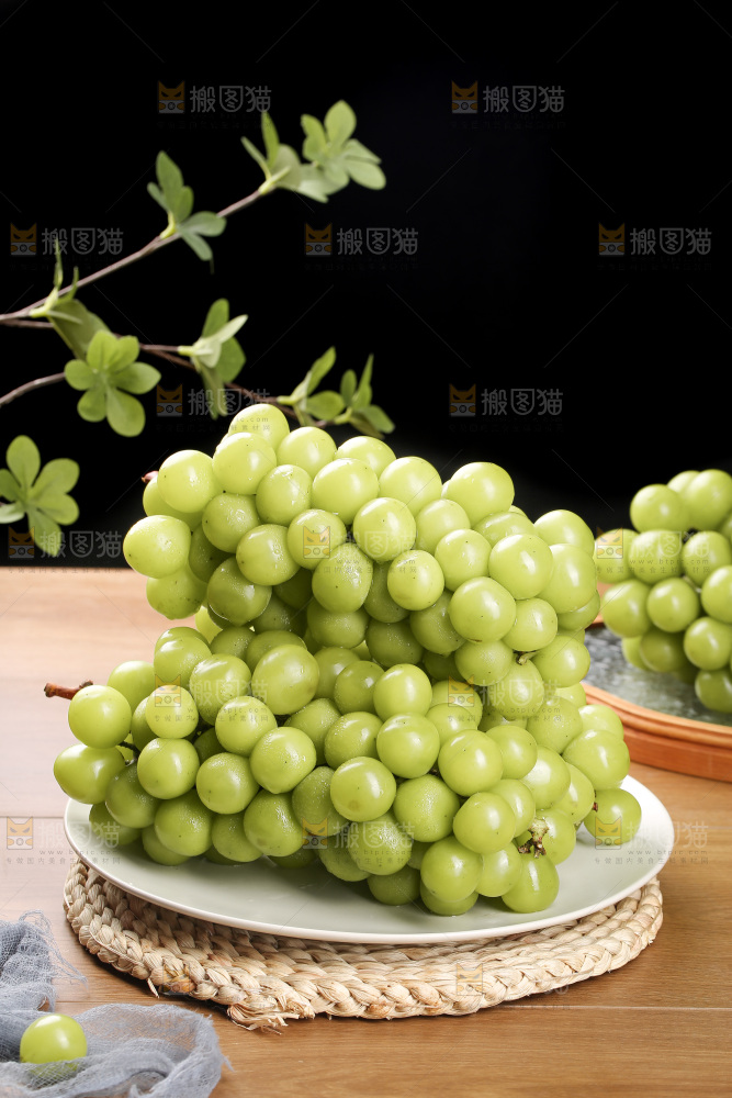 深底上的水晶葡萄