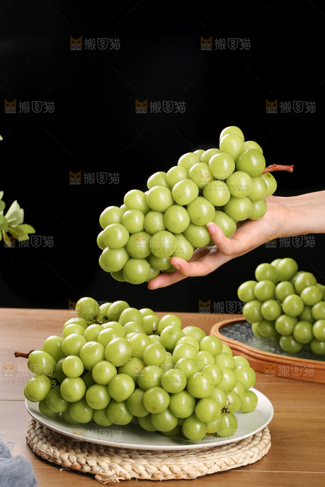 深底上的水晶葡萄