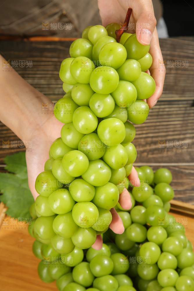 深底上放着阳光玫瑰青提
