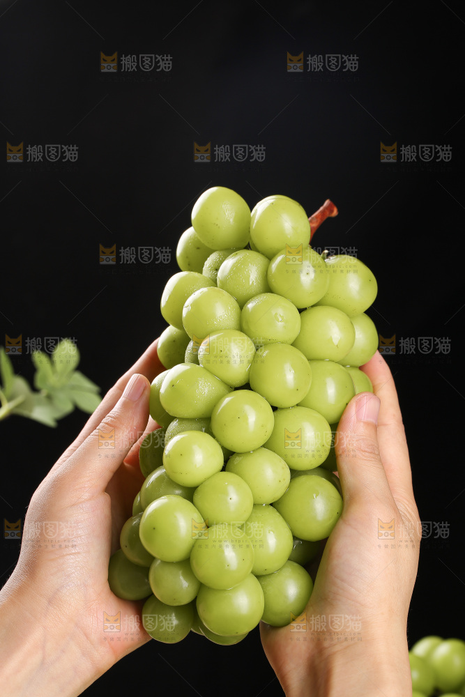 深底上的水晶葡萄