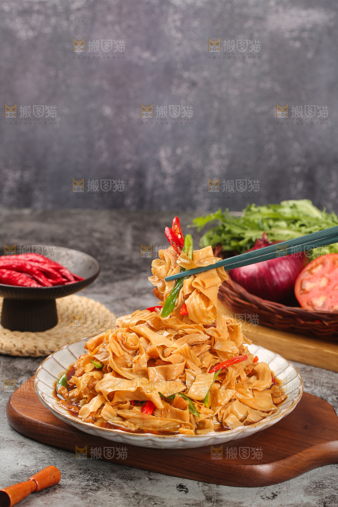 深底上的炒豆皮