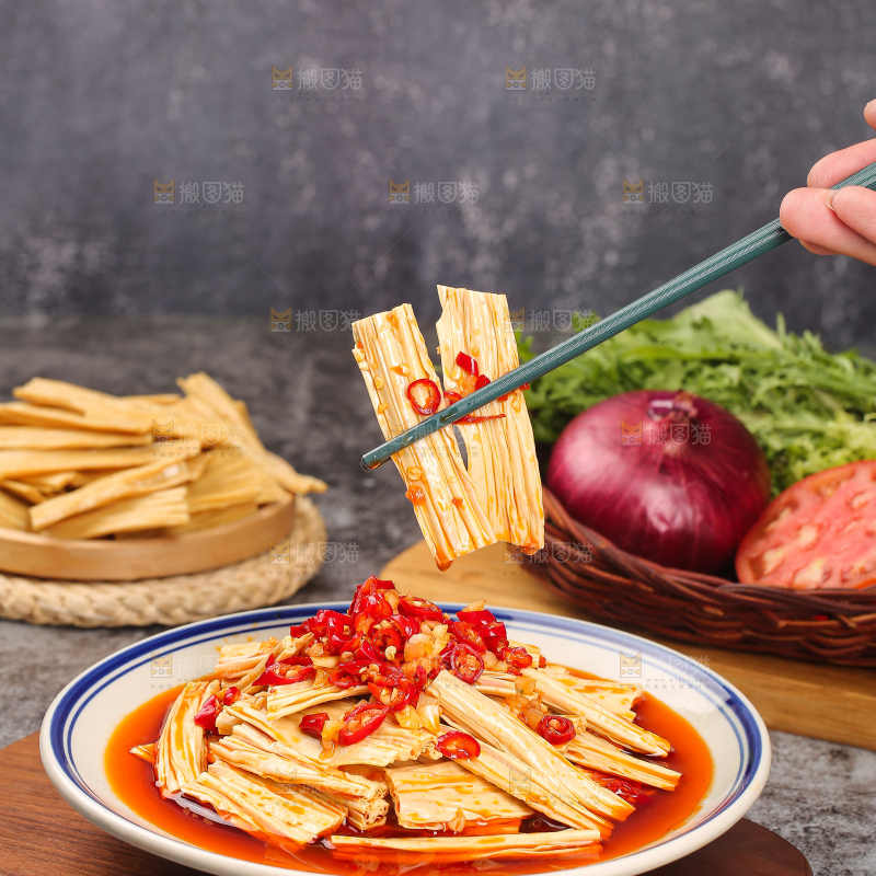 深底上的凉拌腐竹